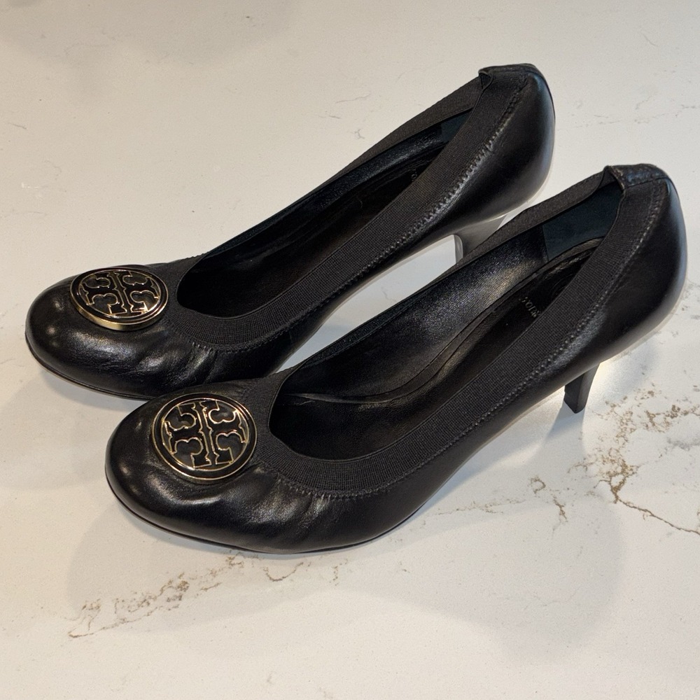Tory Burch Caroline Black Patent Leather Pump Gold Logo 10.5 EUC
